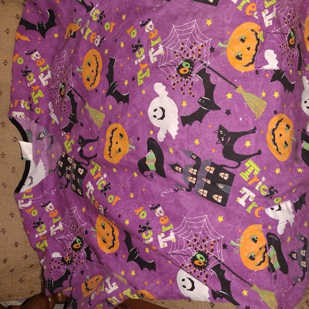 Halloween scrub top size medium